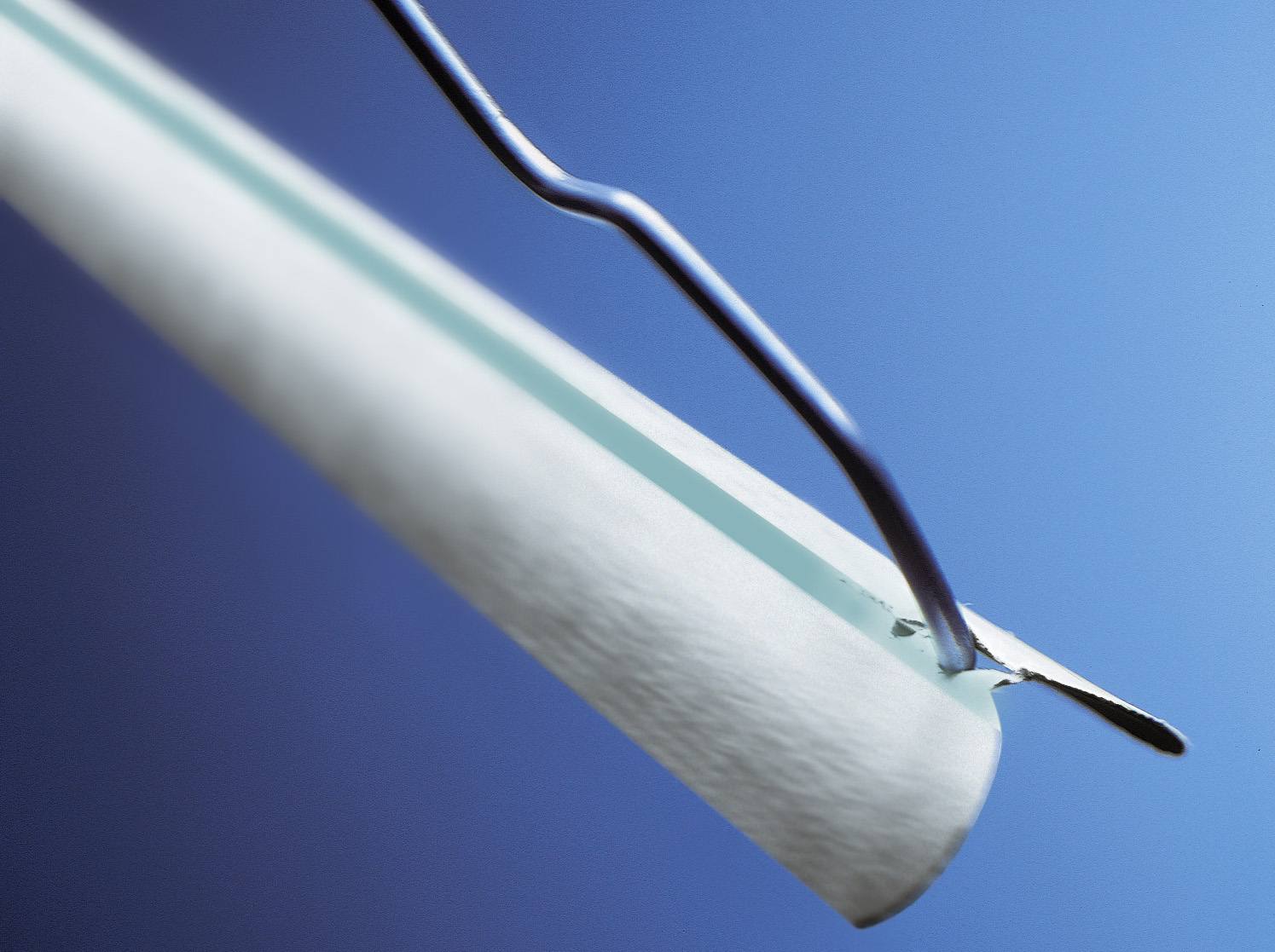 Планка для брюк белая с латексной полосой "антискольжение". Коробка 2500 шт. Импорт.